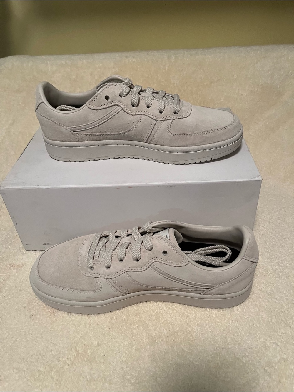 Private Label Men's Low-Top Sneakers in Light Gray Suede’s